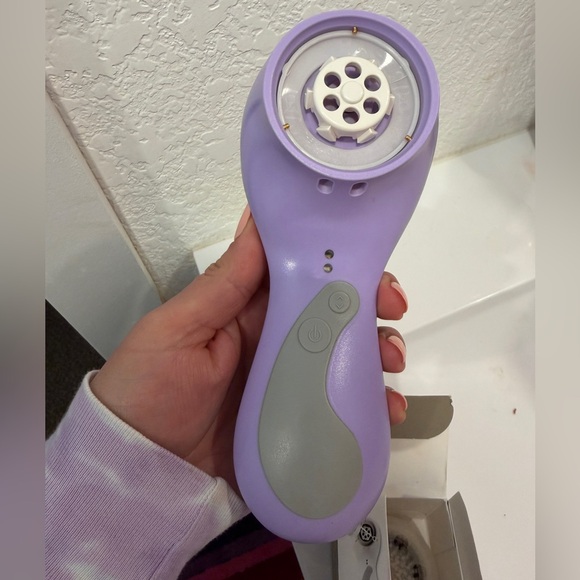 Clarisonic Plus Lavender Cleansing Device - Picture 2 of 7
